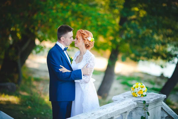 Junges Schönes Paar Blauem Anzug Und Weißem Brautkleid Mit Blumenstrauß — Stockfoto