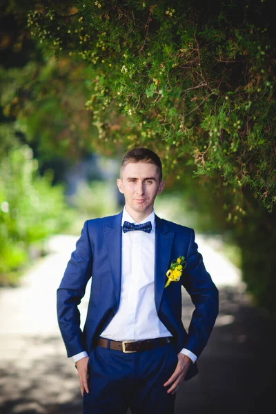 Junges Schönes Paar Blauem Anzug Und Weißem Brautkleid Mit Blumenstrauß — Stockfoto