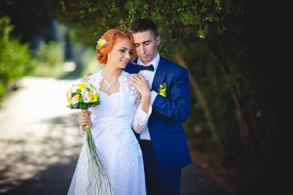 Joven Pareja Hermosa Traje Azul Vestido Novia Blanco Con Ramo — Foto de Stock