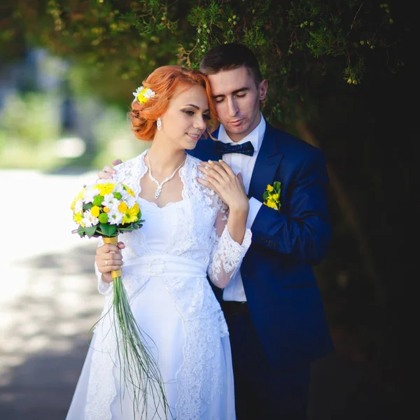 Mladý Krásný Pár Modrém Obleku Bílé Svatební Šaty Kyticí — Stock fotografie