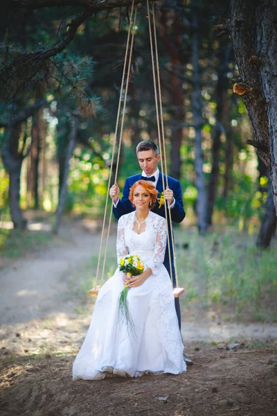 Giovane Bella Coppia Abito Blu Abito Sposa Bianco Con Bouquet — Foto Stock