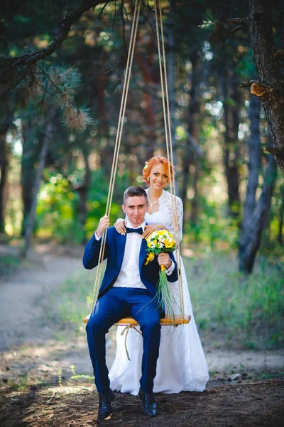 Jeune Beau Couple Costume Bleu Robe Mariée Blanche Avec Bouquet — Photo