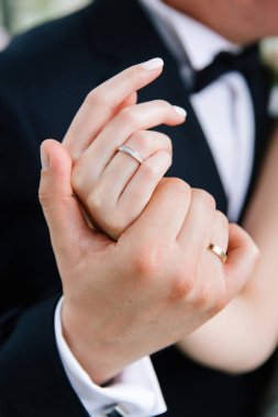 Düğün detayları, eller, yüzük değişimi, şampanya bardakları, yüzük kutusu, düğün buketi.