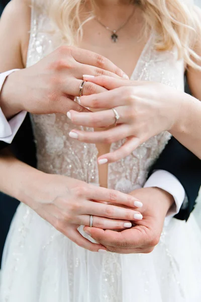 Detalhes Casamento Mãos Troca Anel Copos Champanhe Caixa Anel Buquê — Fotografia de Stock