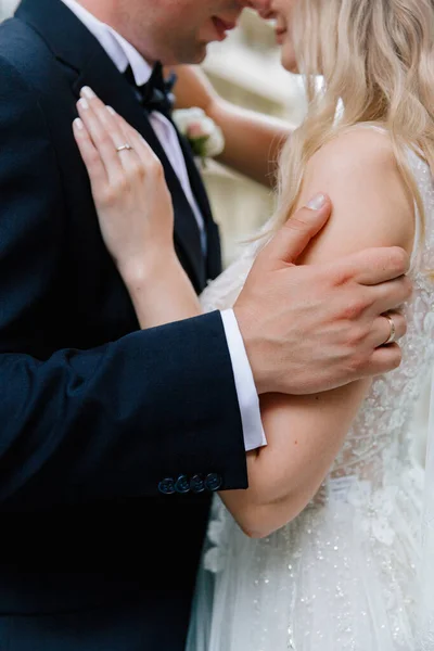 Düğün Detayları Eller Yüzük Değişimi Şampanya Bardakları Yüzük Kutusu Düğün — Stok fotoğraf