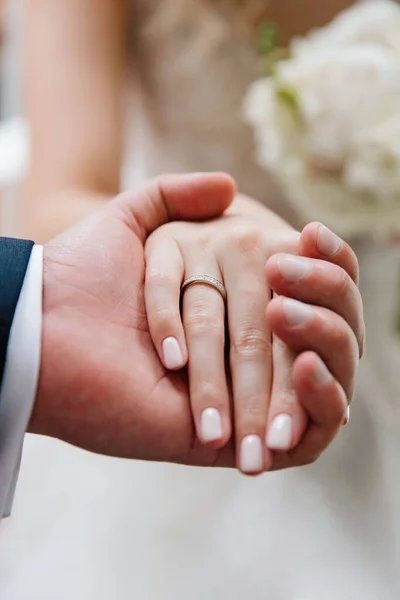 Λεπτομέρειες Γάμου Χέρια Ανταλλαγή Δαχτυλιδιών Ποτήρια Σαμπάνιας Κουτί Δαχτυλιδιών Γαμήλιο — Φωτογραφία Αρχείου