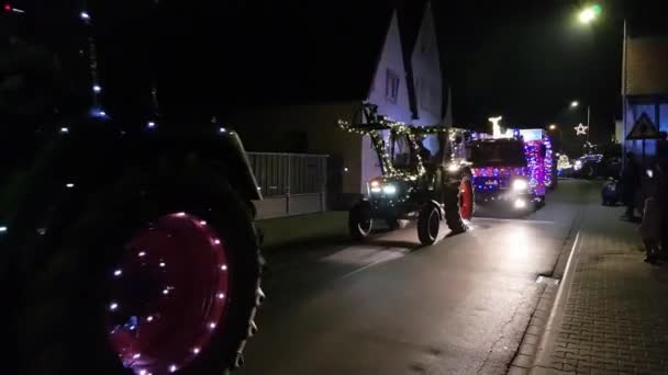 Trattori Decorati Con Luci Fatate Guidare Parata Natale Corona Volte — Video Stock