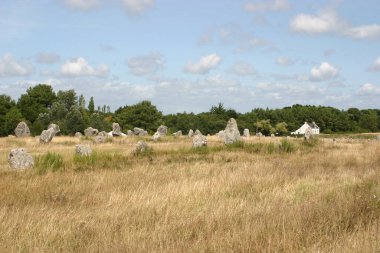 Dik monolit veya büyük taşların gruplandırıldığı kırsal alan