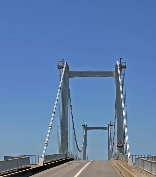 Uitzicht Een Snelweg Naar Steunbalken Van Een Hangbrug — Stockfoto