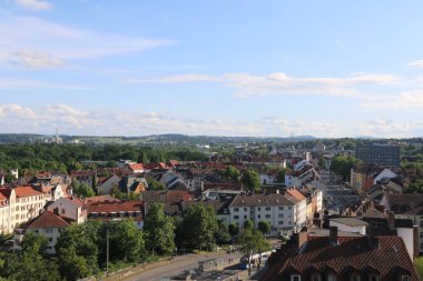Kassel 'in arka planında stadyum ve fabrika olan bir tepeden manzarayı seyret.
