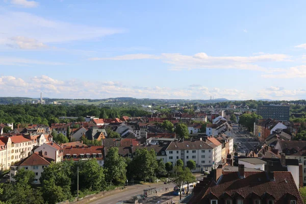 Kassel 'in arka planında stadyum ve fabrika olan bir tepeden manzarayı seyret.