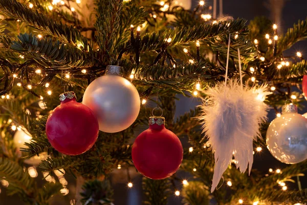Árvore Natal Com Bolas Vermelhas Brancas Bem Como Uma Cadeia — Fotografia de Stock
