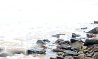 Lagos kıyılarındaki Boulder Kayası 'nda dövülen okyanus sularının görüntüsü 