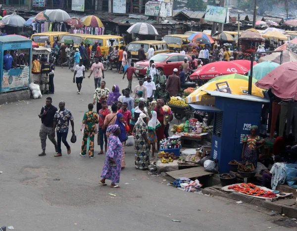 Imagem Editorial Dos Comerciantes Compradores Mercado Agegunle Lagos Nigéria — Fotografia de Stock