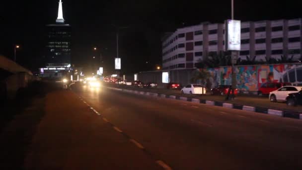 Roll Van Auto Nachts Bij Burgerlijk Centrum Lagos — Stockvideo