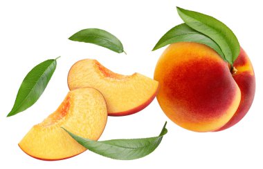 Uçan şeftali beyaz arka planda izole edilmiş. Şeftali yarısı ve dilimle. Beyaz arkaplanda izole edilmiş taze meyveler