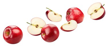 Havada uçan taze elma beyaz arka planda izole edilmiş. Kırmızı elma kesme elmasını havaya kaldırır. Apple makro stüdyo fotoğrafı