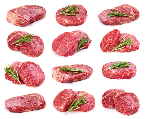Surowe mięso, stek wołowy z izolowanymi przyprawami — Zdjęcie stockowe