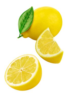 Hava limonu koleksiyonunda uçuyorum. Beyaz arka plana organik limon ve yapraklar koyun. Kesme yolu olan limon