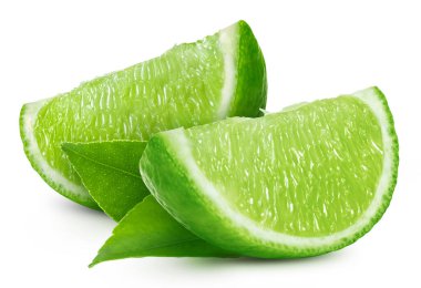 Kireç. Kırpma yolu beyaz bir arkaplanda izole edilmiş limon. Taze organik meyve.