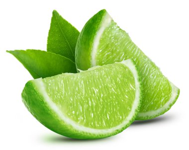 Limon dilimleme yolu. Limon beyaza izole edilmiş. Görüntü yığını tam derinlikteki alan makro görüntüsü