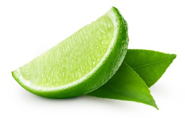 Beyaz arka planda dilimlenmiş yaprak meyveli limon. Limon Kırpma Yolu. Tam alan derinliği.