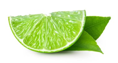 Limon dilimi. Beyaz arka planda taze organik kireç. Kireç kırpma yolu