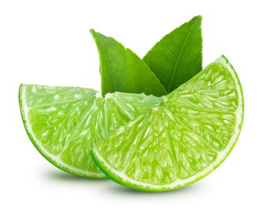 Beyaz arka planda dilimlenmiş yaprak meyveli limon. Limon Kırpma Yolu. Tam alan derinliği.