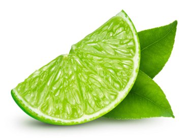 Limon dilimi. Beyaz arka planda taze organik kireç. Kireç kırpma yolu