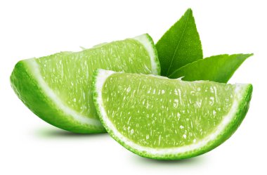 Beyaz arka planda dilimlenmiş yaprak meyveli limon. Limon Kırpma Yolu. Tam alan derinliği.