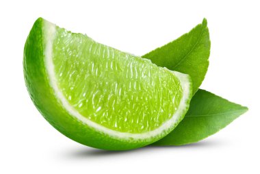 Beyaz arka planda dilimlenmiş yaprak meyveli limon. Limon Kırpma Yolu. Tam alan derinliği.