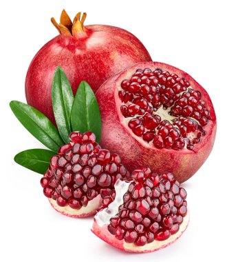 Yaprak izole edilmiş nar meyvesi. Nar bir bütün, yarısı dilimlenmiş, yaprakları beyaza. Nar kırpma yolu.
