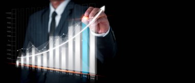 İşadamı, gelecekteki kurumsal büyüme planının grafiğini çiziyor. İş geliştirmeden başarıya. Finansal tablolar, yeni modern bilgisayar ve iş stratejisiyle büyüyen geliri bir konsept olarak gösteriyor.