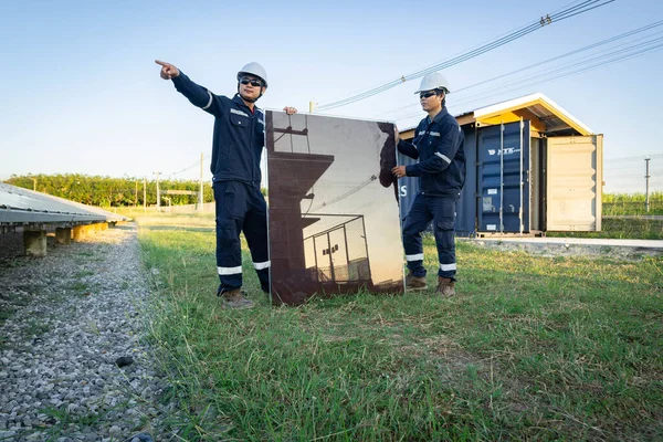 Technicus Tilt Zonnecel Beschadigde Vervangen Alternatieve Energie Energie Van Wereld — Stockfoto