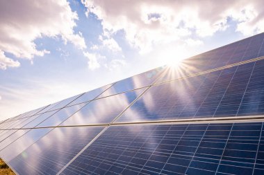 Güneş santrali (güneş pili) yaz mevsimi ile birlikte, sıcak iklim enerji üretiminin artmasına, dünyanın enerjisinin korunması için alternatif enerjiye, temiz enerji üretimi için Photovoltaic modül fikrine neden olur.