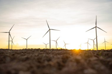 Rüzgar türbinleri alternatif elektrik kaynaklarıdır, sürdürülebilir kaynaklar kavramı, rüzgar jeneratörlü güzel gökyüzü türbinleri, yenilenebilir enerji.
