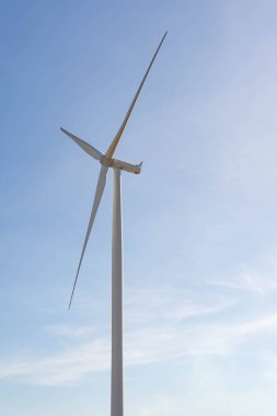 Rüzgar türbinleri alternatif elektrik kaynaklarıdır, sürdürülebilir kaynaklar kavramı, rüzgar jeneratörlü güzel gökyüzü türbinleri, yenilenebilir enerji.