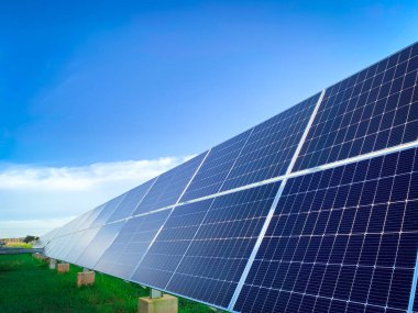 Mavi gökyüzü ile güneş enerjisi (güneş pili), sıcak iklim enerji üretiminin artmasına, dünyanın enerjisinin korunması için alternatif enerjiye, temiz enerji üretimi için fotovoltaik modül fikrine yol açar.