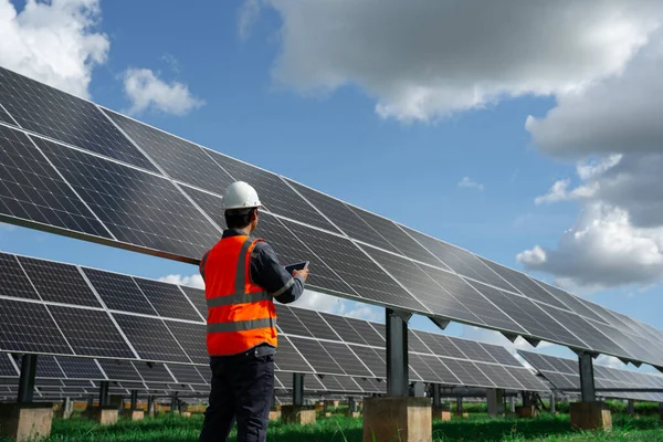 Teknisyenler Güneş Enerjisi Santrali Ekipmanlarının Tam Kapasitede Çalışabilmesi Için Çalışmalarını — Stok fotoğraf