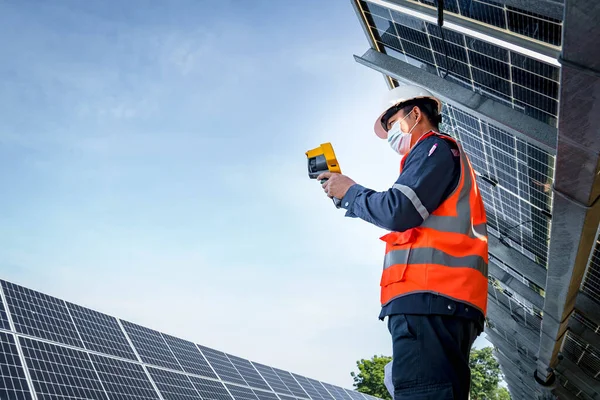 Technician Takes Thermoscan Thermal Image Camera Scan Solar Panel Check —  Fotos de Stock