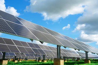 Gökyüzündeki bulutla birlikte güneş enerjisi (güneş pili), sıcak iklim enerji üretiminin artmasına, dünyanın enerjisinin korunması için alternatif enerjiye, temiz enerji üretimi için fotovoltaik modül fikrine yol açar..