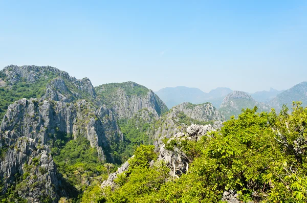 Vista no topo da montanha de pedra — Fotografia de Stock