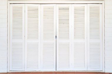 Beyaz ahşap kapılar kapalı