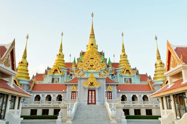 Schöne goldene Pagode phra mahathat chedi phakdi prakat — Stockfoto