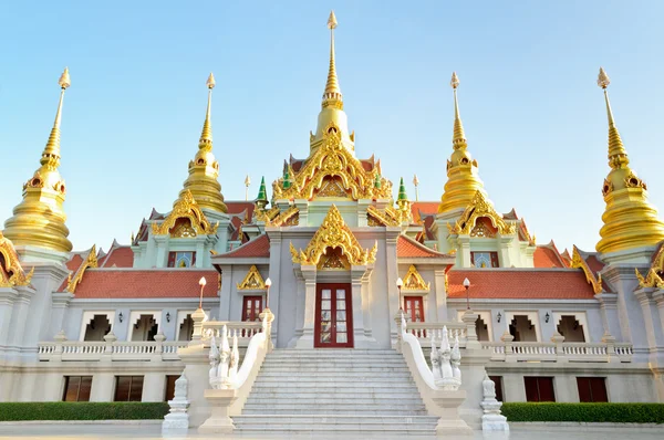 Beautiful golden pagoda Phra Mahathat Chedi Phakdi Prakat — Stock Photo, Image