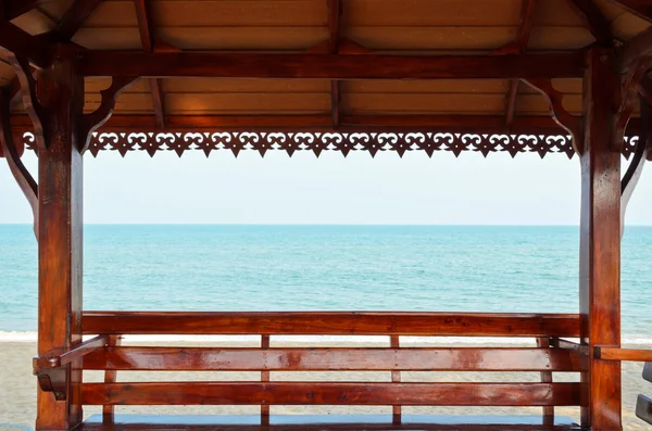 Pavilion deniz kenarında duruyor. — Stok fotoğraf