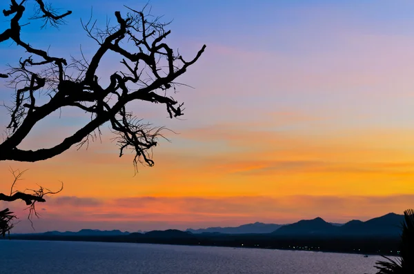 トンチャイ山に海に沈む夕日 — ストック写真