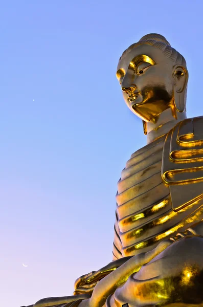 Posąg Buddy w zmierzchu — Zdjęcie stockowe