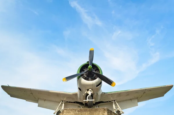 Samolot myśliwski w II wojnie światowej na tle nieba — Zdjęcie stockowe