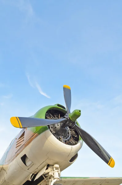 Stíhací letoun v 2 světové války na pozadí oblohy — Stock fotografie